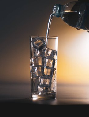 İnsanlar şişeden bir bardak buzlu temiz içme suyuna su döküyorlar. Sağlıklı içme suyu kavramı