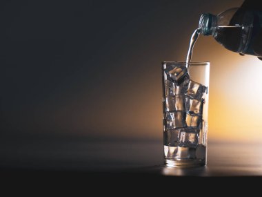 İnsanlar şişeden bir bardak buzlu temiz içme suyuna su döküyorlar. Sağlıklı içme suyu kavramı