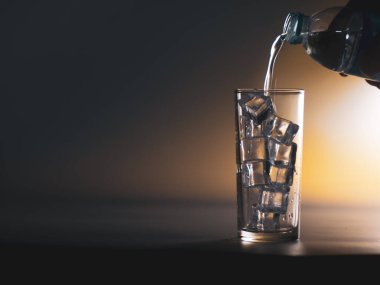 İnsanlar şişeden bir bardak buzlu temiz içme suyuna su döküyorlar. Sağlıklı içme suyu kavramı