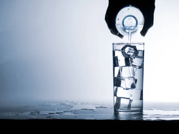 Gente Versa Acqua Una Bottiglia Bicchiere Acqua Potabile Pulita Con — Foto Stock