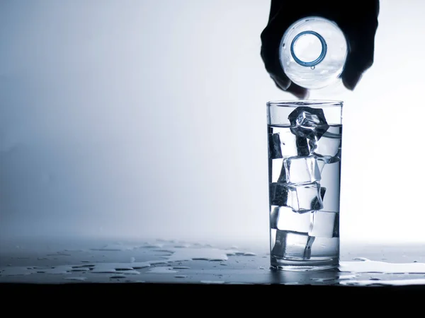 Lidé Nalévají Vodu Láhve Sklenice Čisté Pitné Vody Ledem Koncept — Stock fotografie