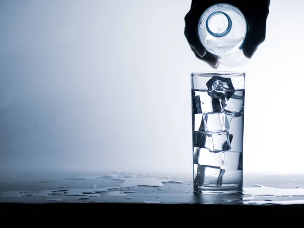 Gente Versa Acqua Una Bottiglia Bicchiere Acqua Potabile Pulita Con — Foto Stock