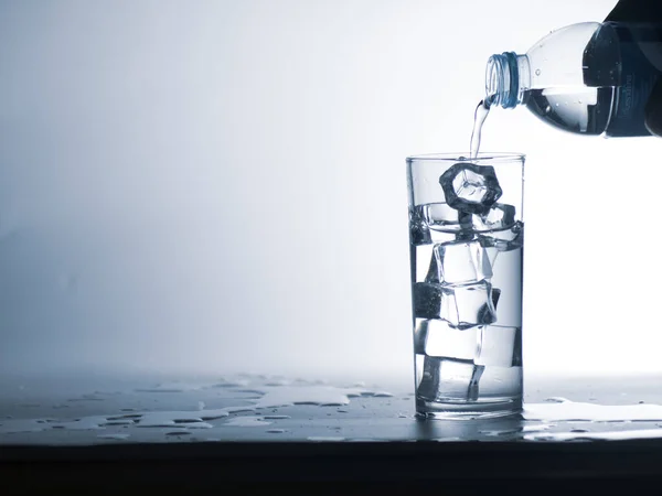 Mensen Gieten Water Uit Een Fles Een Glas Schoon Drinkwater — Stockfoto