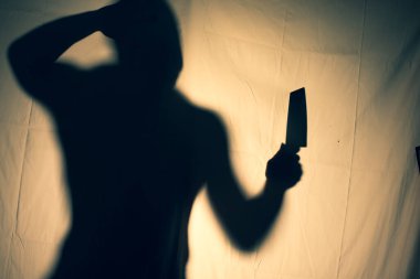 Korkunç bir katil, korkunç bir peçenin arkasında elinde bıçak tutuyor. Cadılar Bayramı fikri