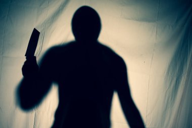 Korkunç bir katil, korkunç bir peçenin arkasında elinde bıçak tutuyor. Cadılar Bayramı fikri