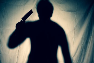 Korkunç bir katil, korkunç bir peçenin arkasında elinde bıçak tutuyor. Cadılar Bayramı fikri