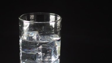 Bir bardak buzlu temiz içme suyu. Sağlıklı içme suyu kavramı