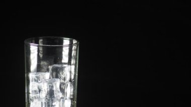 Bir bardak buzlu temiz içme suyu. Sağlıklı içme suyu kavramı