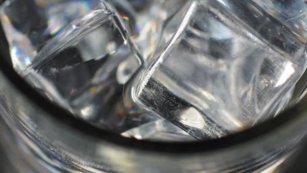 Ένα Ποτήρι Καθαρό Πόσιμο Νερό Πάγο Υγιές Πόσιμο Νερό Έννοια — Αρχείο Βίντεο