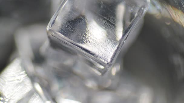 氷できれいな飲料水のガラス 健康飲料水の概念 — ストック動画