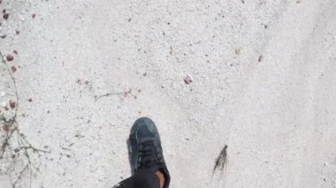 Kuru arazide yürüyen bir adamın en üst görüntüsü