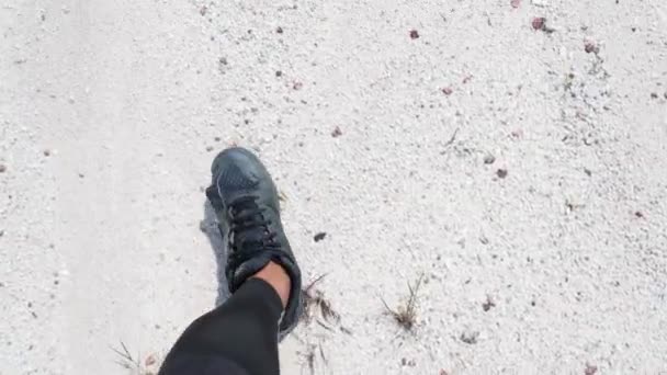 Kuru Arazide Yürüyen Bir Adamın Üst Görüntüsü — Stok video