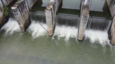 Tayland kırsalındaki küçük bir barajın havadan görünüşü kurak mevsimde su kullanımını mümkün kılıyor