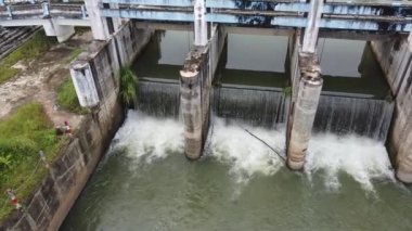 Tayland kırsalındaki küçük bir barajın havadan görünüşü kurak mevsimde su kullanımını mümkün kılıyor