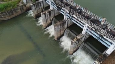 Tayland kırsalındaki küçük bir barajın havadan görünüşü kurak mevsimde su kullanımını mümkün kılıyor