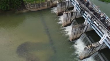 Tayland kırsalındaki küçük bir barajın havadan görünüşü kurak mevsimde su kullanımını mümkün kılıyor