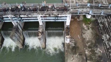 Tayland kırsalındaki küçük bir barajın havadan görünüşü kurak mevsimde su kullanımını mümkün kılıyor