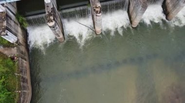 Tayland kırsalındaki küçük bir barajın havadan görünüşü kurak mevsimde su kullanımını mümkün kılıyor