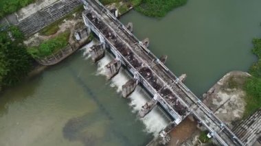 Tayland kırsalındaki küçük bir barajın havadan görünüşü kurak mevsimde su kullanımını mümkün kılıyor