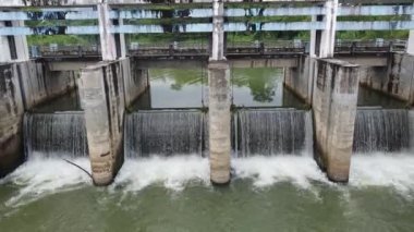 Tayland kırsalındaki küçük bir barajın havadan görünüşü kurak mevsimde su kullanımını mümkün kılıyor