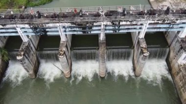 Tayland kırsalındaki küçük bir barajın havadan görünüşü kurak mevsimde su kullanımını mümkün kılıyor