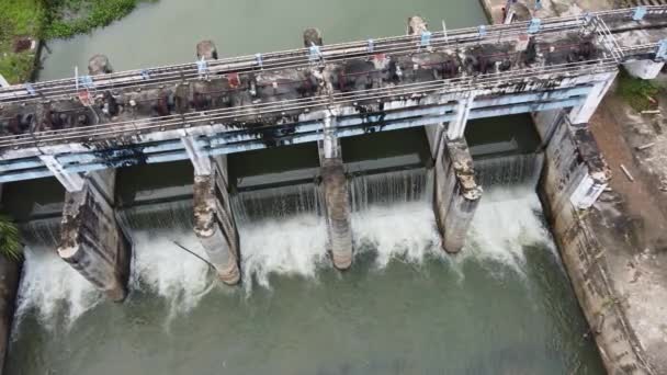 Flygfoto Över Liten Damm Landsbygden Thailand Som Gör Vatten Tillgängligt — Stockvideo