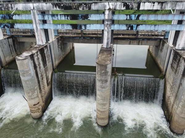 乾燥した季節に使用するための水を利用可能にするタイの農村部の小さなダムの空中ビュー — ストック写真