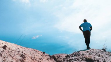 Mavi gökyüzü arkaplanı üzerinde çalışan adam, boşluğu kopyala