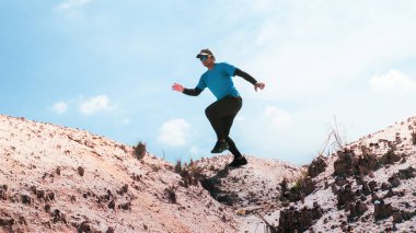 Mavi gökyüzü arkaplanı üzerinde çalışan adam, boşluğu kopyala
