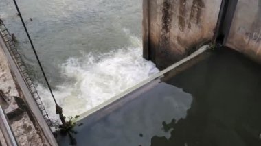 Tayland kırsalında kurak mevsimde kullanılmak üzere küçük bir baraj manzarası