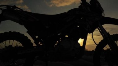 Akşamları bir motokros motosikleti silueti. Macera Gezgini konsepti
