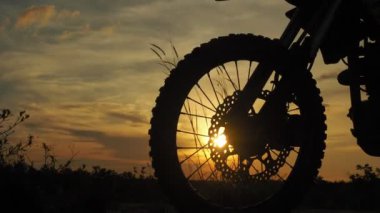 Akşamları bir motokros motosikleti silueti. Macera Gezgini konsepti