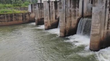 Tayland kırsalında kurak mevsimde kullanılmak üzere küçük bir baraj manzarası