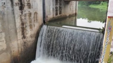 Tayland kırsalında kurak mevsimde kullanılmak üzere küçük bir baraj manzarası