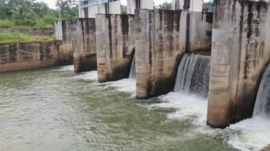 Tayland kırsalındaki küçük bir barajın havadan görünüşü kurak mevsimde su kullanımını mümkün kılıyor