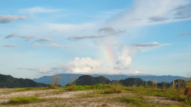 Красивый Зеленый Пейзаж Горами Радуга Небе Открытый Выстрел — стоковое видео