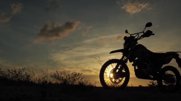 Silhouet Van Een Motorcross Motorfiets Avond Avontuurlijke Reiziger Concept — Stockvideo