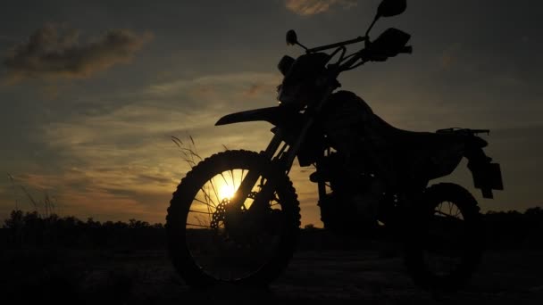 Silhuett Motocross Motorcykel Kvällen Äventyrsresenärens Koncept — Stockvideo