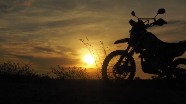 Silhouet Van Een Motorcross Motorfiets Avond Avontuurlijke Reiziger Concept — Stockvideo