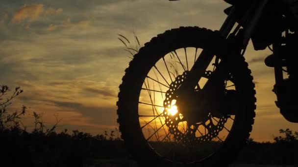 Silhuett Motocross Motorcykel Kvällen Äventyrsresenärens Koncept — Stockvideo