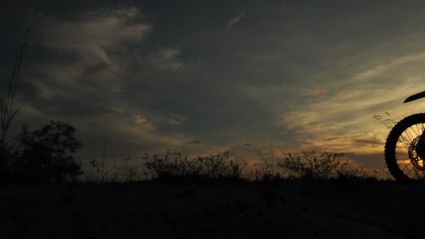 Silhueta Uma Motocicleta Motocross Tarde Conceito Viajante Aventura — Vídeo de Stock