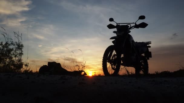 夕方にはモトクロスバイクのシルエット 冒険旅行のコンセプト — ストック動画