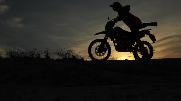 オートバイ モトクロスで観光客 オートバイの冒険観光客 男性の休日のイベントのアイデア — ストック動画