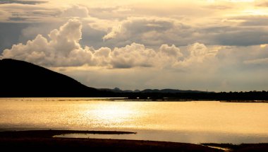 Gölün üzerinde güzel bir gün batımı