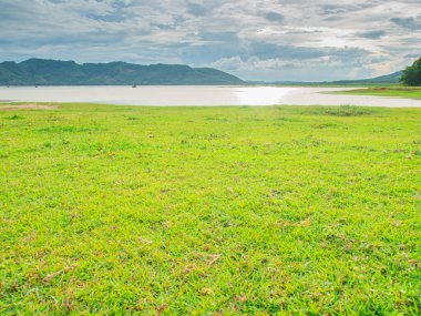 Arkasında bir göl olan güzel bir manzara.