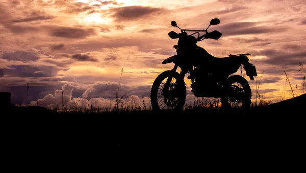 Motocross Μοτοσικλέτα Και Όμορφα Χρώματα Του Ουρανού Βράδυ — Φωτογραφία Αρχείου