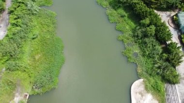 Tayland kırsalındaki küçük bir barajın havadan görünüşü kurak mevsimde su kullanımını mümkün kılıyor