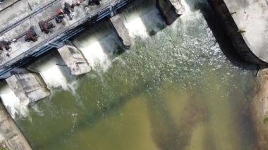 Tayland kırsalındaki küçük bir barajın havadan görünüşü kurak mevsimde su kullanımını mümkün kılıyor