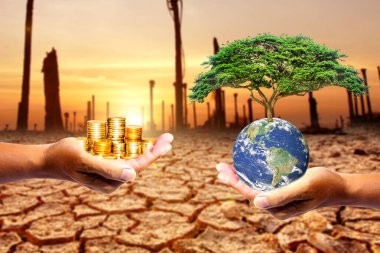 Sol elde para var. Sağ el toprağı tutarken bir bokeh arka planı var. Doğa ya da kapitalizm tasarımı. Resmin ögesi NASA tarafından dekore edilmiştir.
