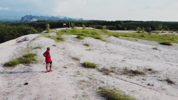 Азиатский Мужчина Красной Спортивной Одежде Тренируется Бегает Горах — стоковое видео